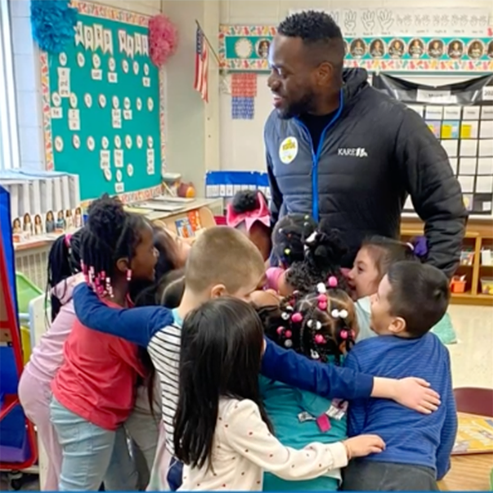  KARE 11 morning news anchor Jason Hackett with Evergreen Park students