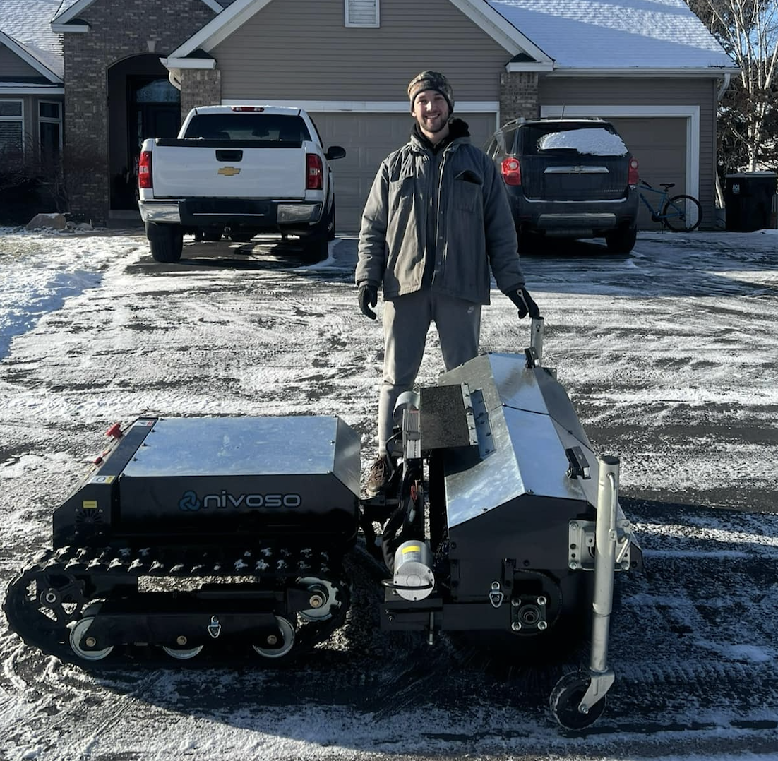 Max Minakov snow robot